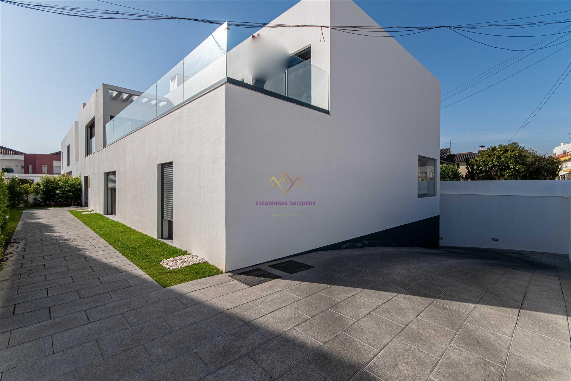 T3 novo com Terraço inserido em Pequeno Condomínio com Piscina e ginásio em Loures - Parque Cidade