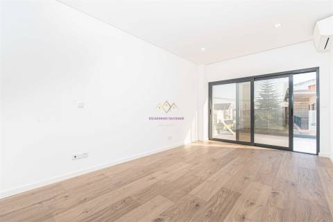 T3 novo com Terraço inserido em Pequeno Condomínio com Piscina e ginásio em Loures - Parque Cidade