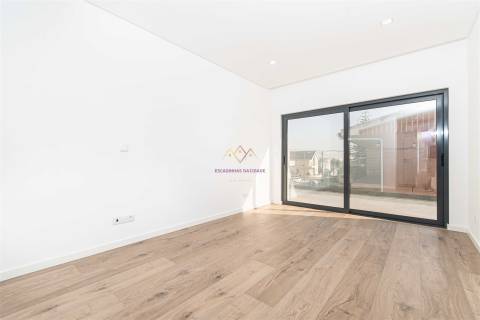 T3 novo com Terraço inserido em Pequeno Condomínio com Piscina e ginásio em Loures - Parque Cidade