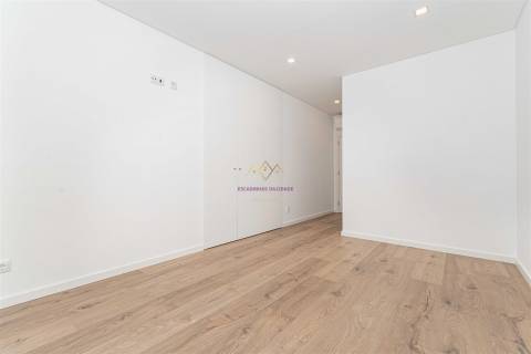 T3 novo com Terraço inserido em Pequeno Condomínio com Piscina e ginásio em Loures - Parque Cidade