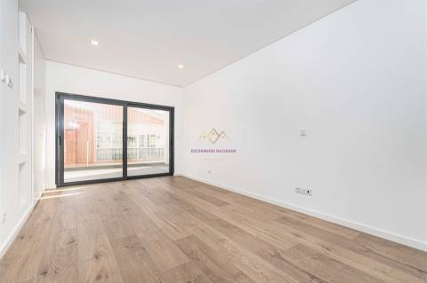 T3 novo com Terraço inserido em Pequeno Condomínio com Piscina e ginásio em Loures - Parque Cidade