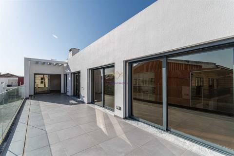 T3 novo com Terraço inserido em Pequeno Condomínio com Piscina e ginásio em Loures - Parque Cidade