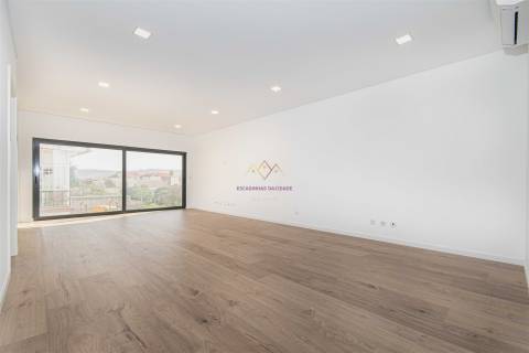 T3 novo com Terraço inserido em Pequeno Condomínio com Piscina e ginásio em Loures - Parque Cidade