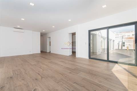 T3 novo com Terraço inserido em Pequeno Condomínio com Piscina e ginásio em Loures - Parque Cidade