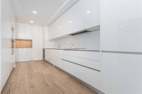 T3 novo com Terraço inserido em Pequeno Condomínio com Piscina e ginásio em Loures - Parque Cidade