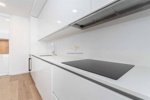 T3 novo com Terraço inserido em Pequeno Condomínio com Piscina e ginásio em Loures - Parque Cidade