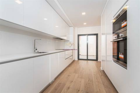 T3 novo com Terraço inserido em Pequeno Condomínio com Piscina e ginásio em Loures - Parque Cidade