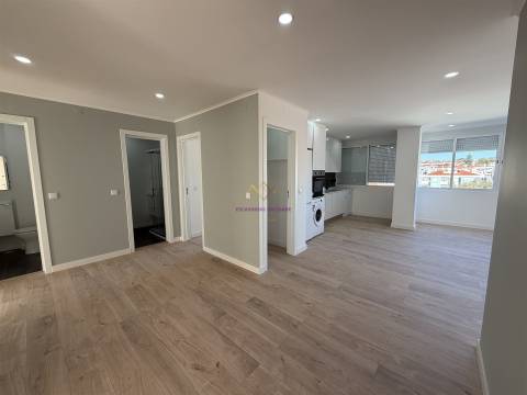 Excelente T4 Remodelado na Damaia em ótima rua