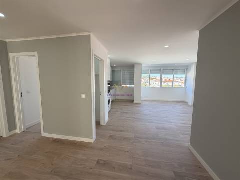 Excelente T4 Remodelado na Damaia em ótima rua