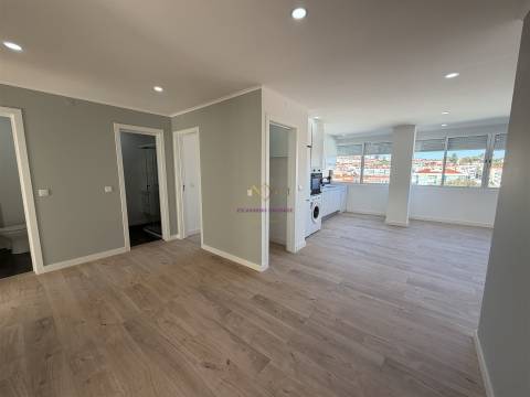 Excelente T4 Remodelado na Damaia em ótima rua