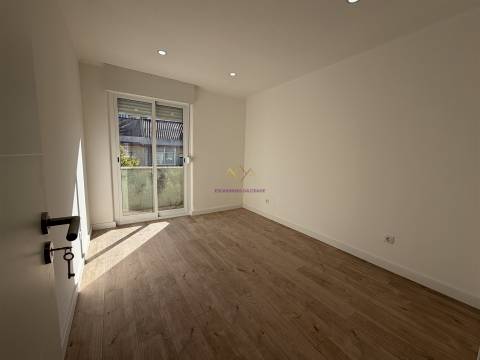 Excelente T4 Remodelado na Damaia em ótima rua