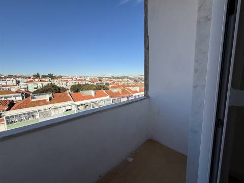 Excelente T4 Remodelado na Damaia em ótima rua