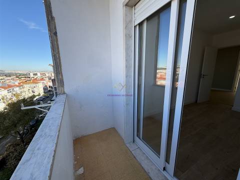 Excelente T4 Remodelado na Damaia em ótima rua