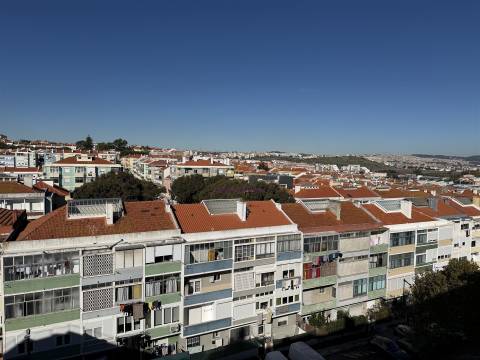 Excelente T4 Remodelado na Damaia em ótima rua