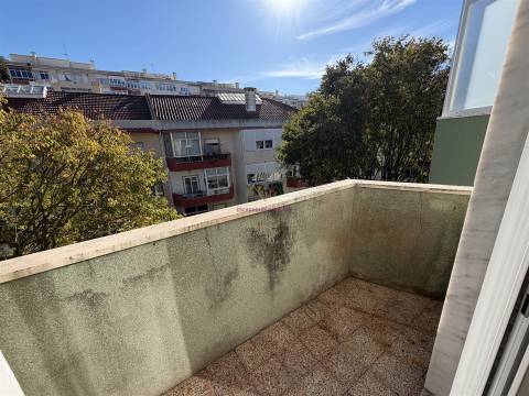 Excelente T4 Remodelado na Damaia em ótima rua