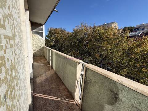 Excelente T4 Remodelado na Damaia em ótima rua