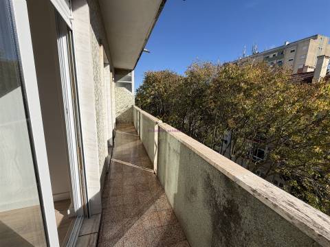 Excelente T4 Remodelado na Damaia em ótima rua