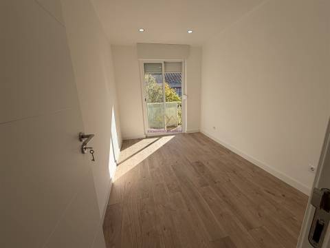 Excelente T4 Remodelado na Damaia em ótima rua