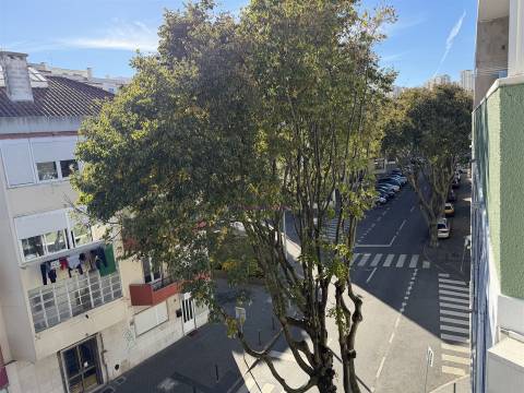 Excelente T4 Remodelado na Damaia em ótima rua