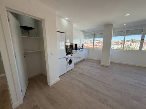 Excelente T4 Remodelado na Damaia em ótima rua