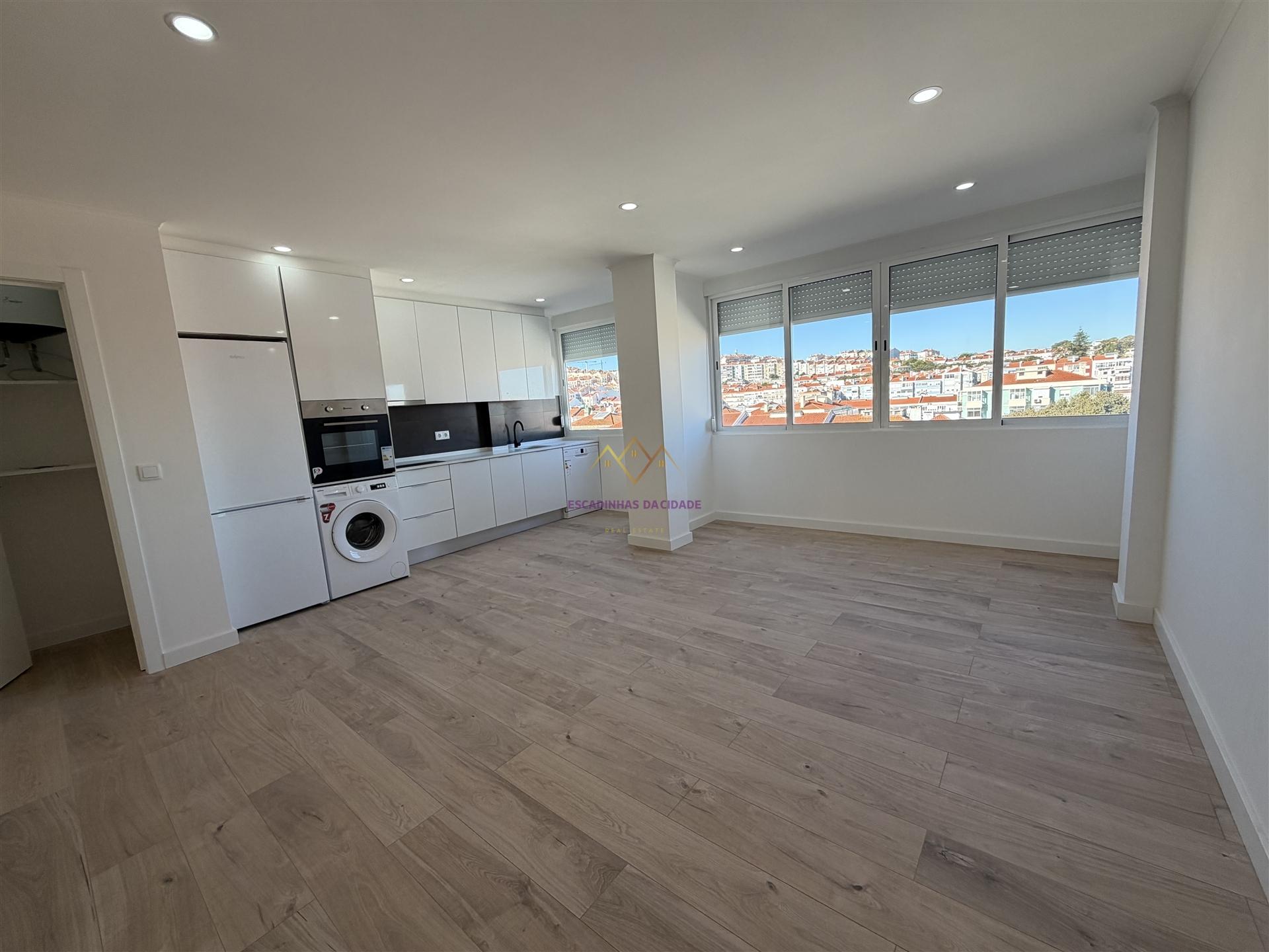 Excelente T4 Remodelado na Damaia em ótima rua