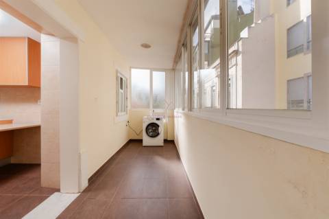 Elegância na Lapa: T2+2 com Alma e Vista Desafogada