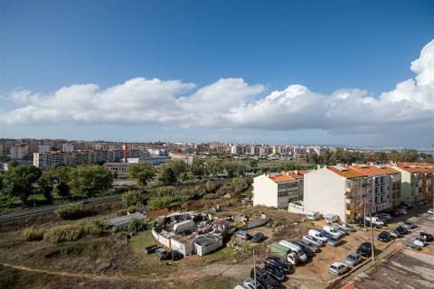 Apartamento T2 – Um Refúgio de Conforto e Luminosidade no Coração da Cidade