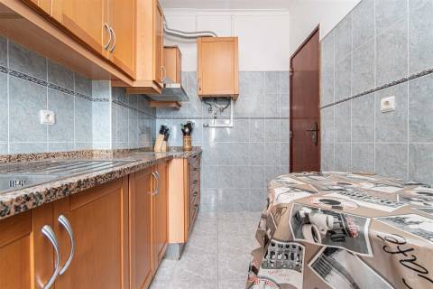 Apartamento T2 – Um Refúgio de Conforto e Luminosidade no Coração da Cidade