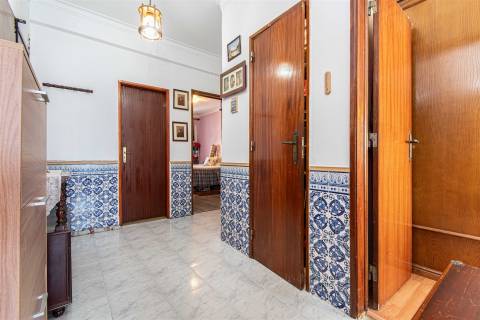 Apartamento T2 – Um Refúgio de Conforto e Luminosidade no Coração da Cidade