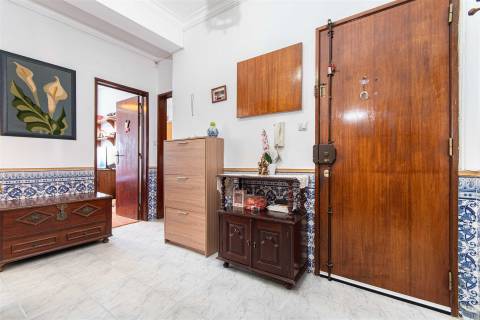 Apartamento T2 – Um Refúgio de Conforto e Luminosidade no Coração da Cidade