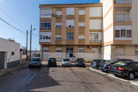 Apartamento T2 – Um Refúgio de Conforto e Luminosidade no Coração da Cidade