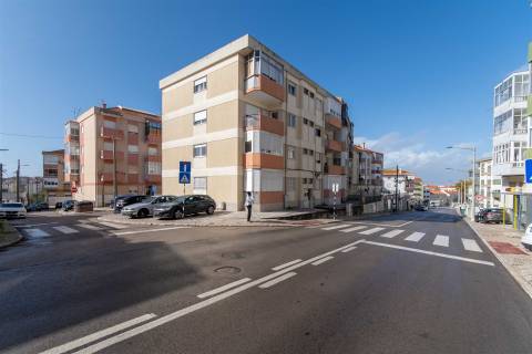 Apartamento T2 – Um Refúgio de Conforto e Luminosidade no Coração da Cidade