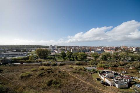 Apartamento T2 – Um Refúgio de Conforto e Luminosidade no Coração da Cidade