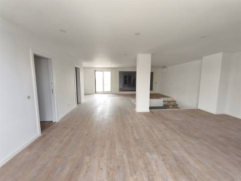 T3+2 Novo com Garagem Box e Grandes Terraços— Montijo