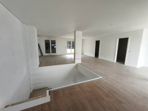 T3+2 Novo com Garagem Box e Grandes Terraços— Montijo