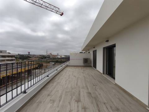 T3+2 Novo com Garagem Box e Grandes Terraços— Montijo