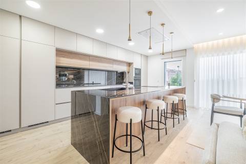 T3+2 Novo com Garagem Box e Grandes Terraços— Montijo