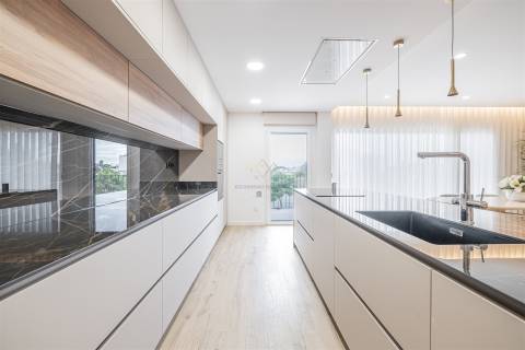 T3+2 Novo com Garagem Box e Grandes Terraços— Montijo