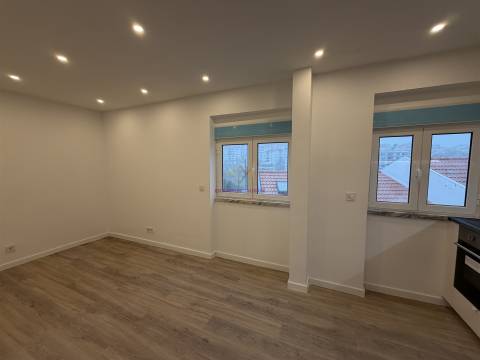 Excelente T1 totalmente remodelado em Porto Salvo – Oeiras