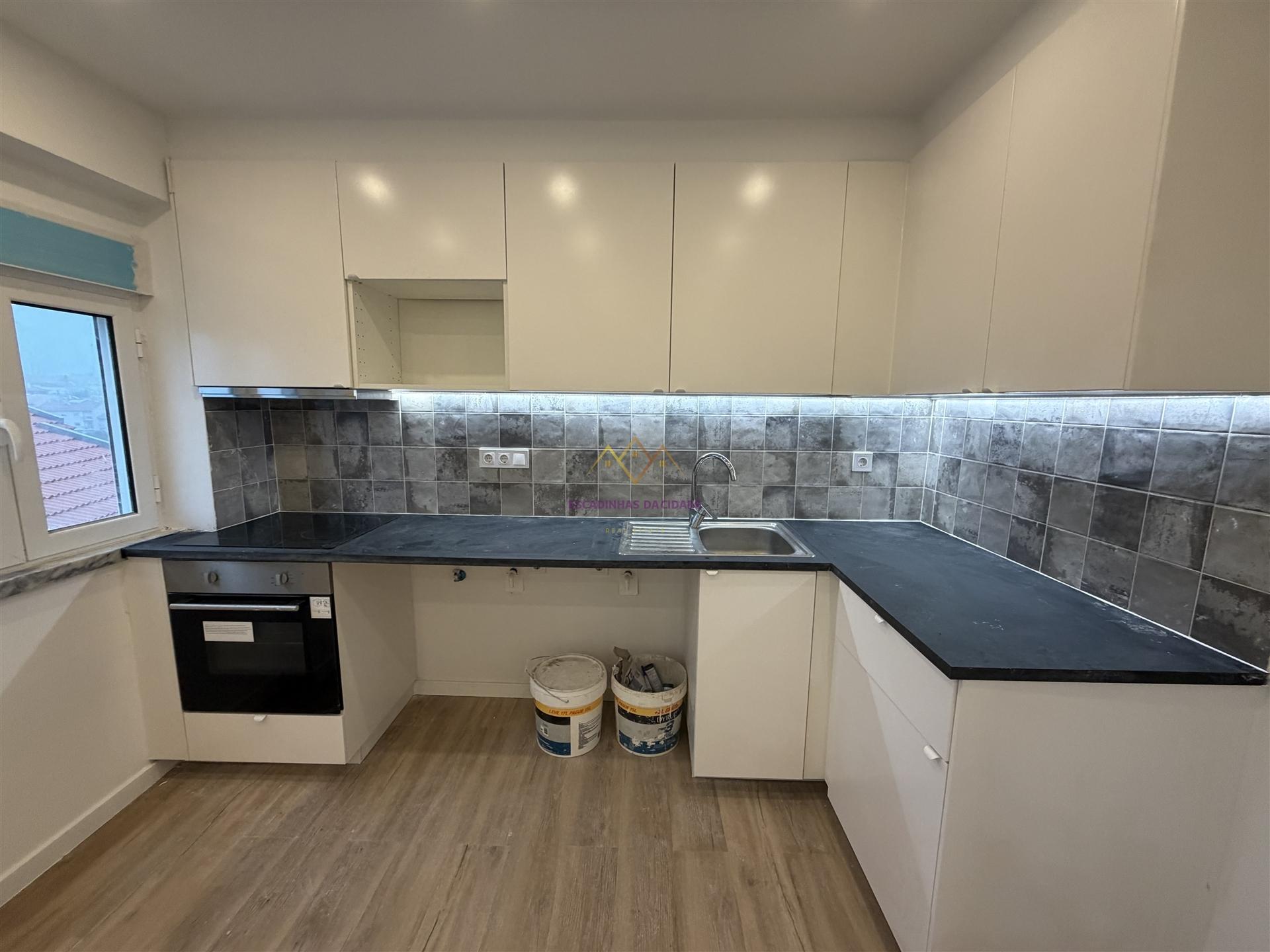 Excelente T1 totalmente remodelado em Porto Salvo – Oeiras