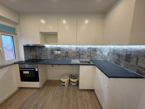 Excelente T1 totalmente remodelado em Porto Salvo – Oeiras