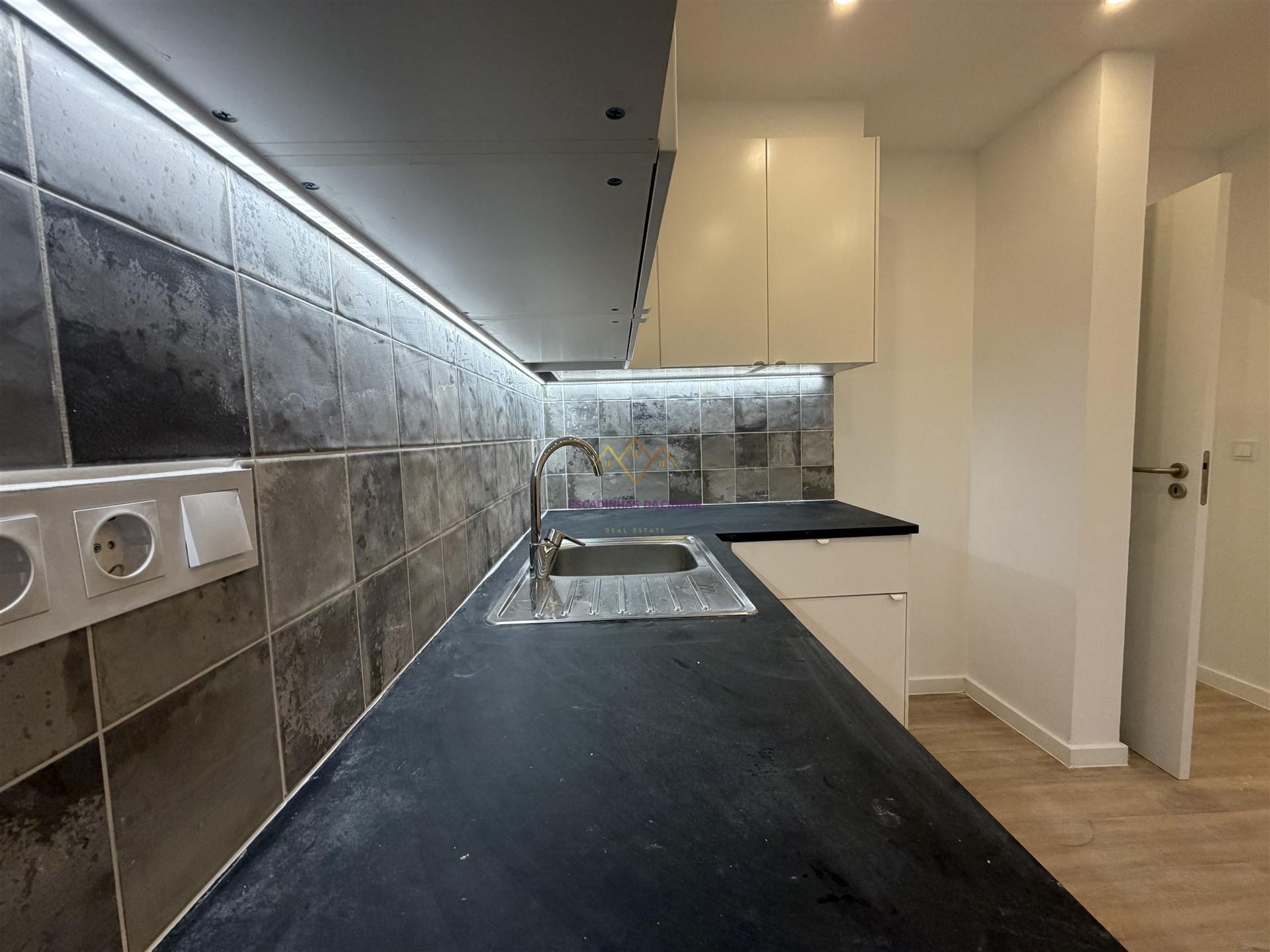 Excelente T1 totalmente remodelado em Porto Salvo – Oeiras