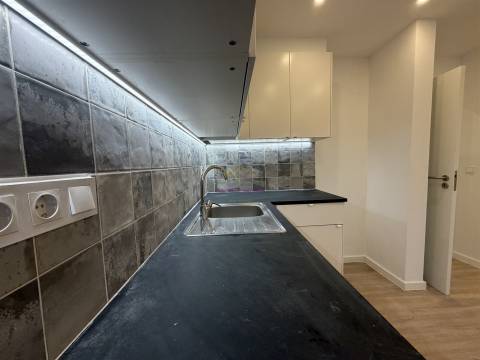 Excelente T1 totalmente remodelado em Porto Salvo – Oeiras