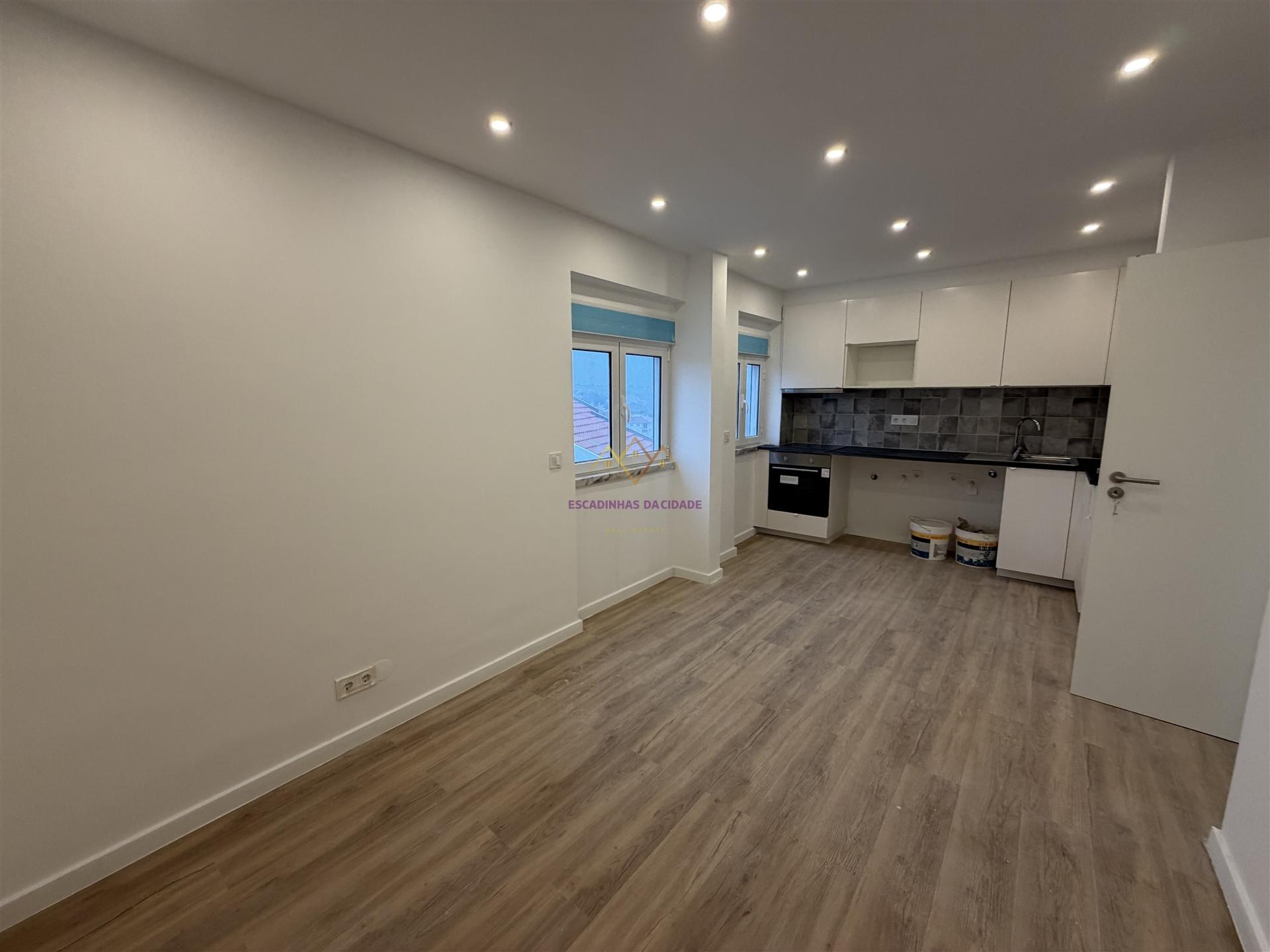 Excelente T1 totalmente remodelado em Porto Salvo – Oeiras