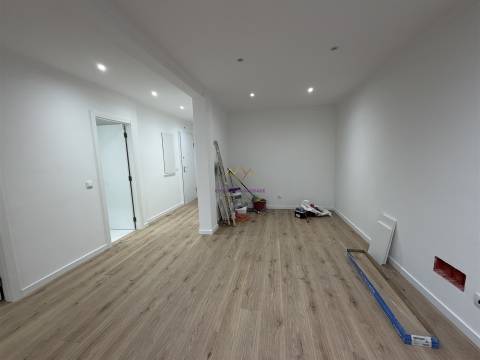 T3 Remodelado em rua calma de Belas