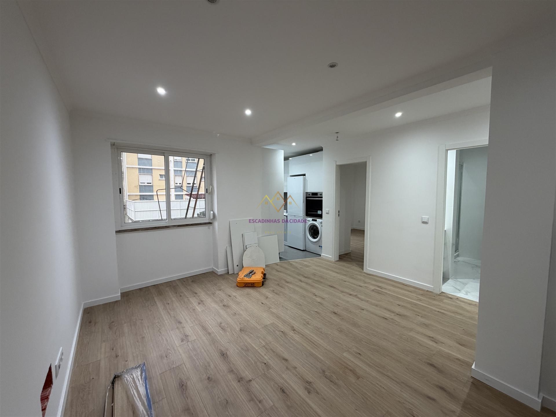 T3 Remodelado em rua calma de Belas