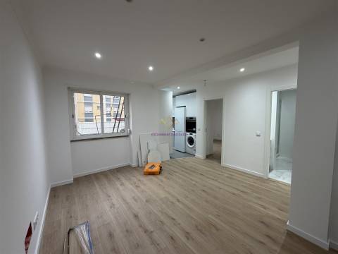 T3 Remodelado em rua calma de Belas