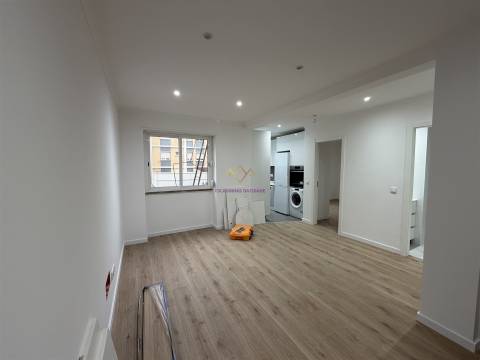 T3 Remodelado em rua calma de Belas