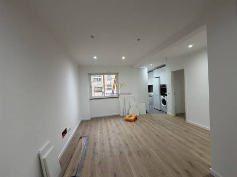 T3 Remodelado em rua calma de Belas