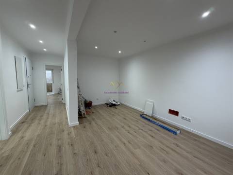 T3 Remodelado em rua calma de Belas